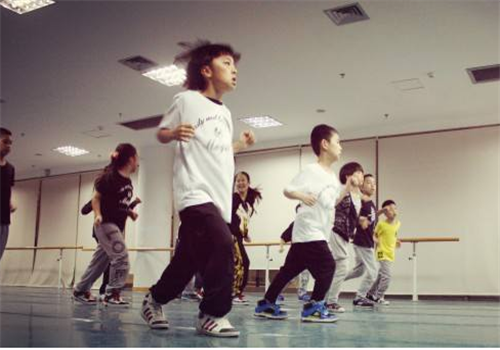 炫舞门舞蹈培训学校——强大的师资力量，专业的服务队伍
