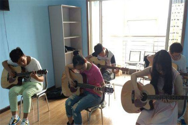 乐之韵音乐培训中心——每位学员来这里学习音乐，能轻松掌握乐理知识