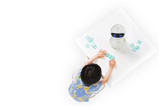 嘟嘟儿童机器人——陪伴孩子，智能教学，还能同步教材教育。
