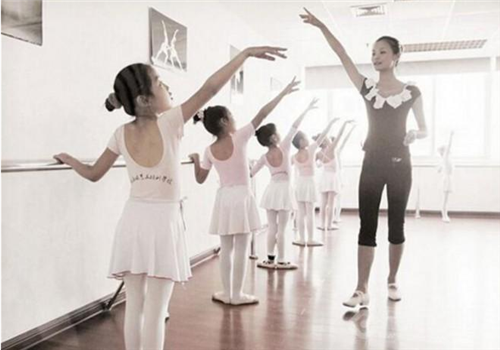 丁丁舞蹈培训中心——知名老师授课,手把手教学.提供大量演出机会