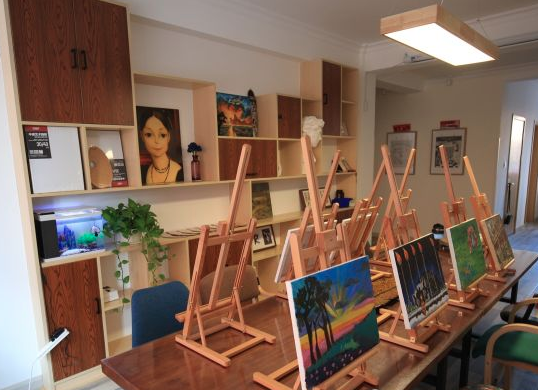 暖色调画室——为有志于实现美术梦想的学生提供最精准的思想