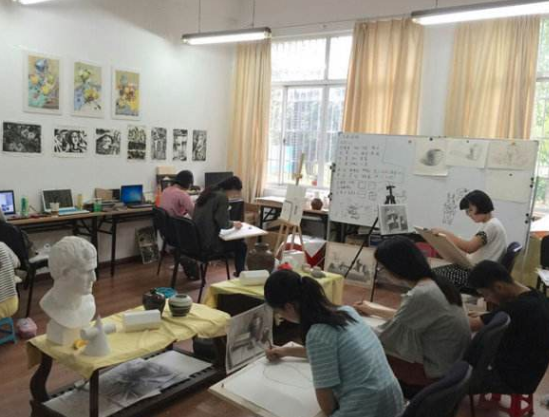 轩艺画室——注重对学生基础能力的培养，充分发挥学生的动手能力