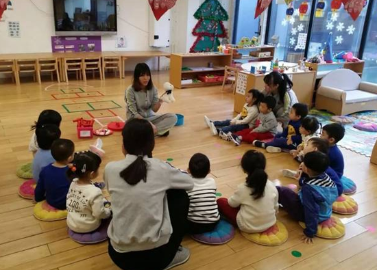 红黄蓝幼儿园早教中心——专注0-6岁学前教育，以适合的爱与教育