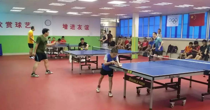 雏鹰乒乓球培训——孩子可以在提升乒乓球教学水平的