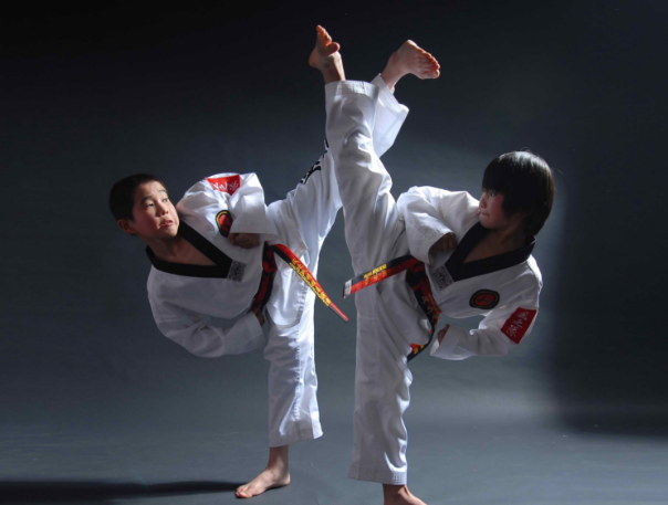 奇艺跆拳道加盟——全程采用韩国跆拳道教学模式，并由教学经验丰富的冠军级教练员亲自执