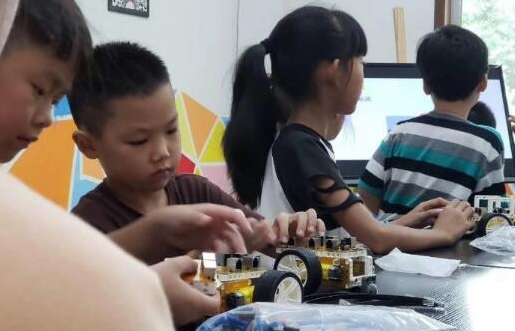 七个小蓝猴编程机器人——培养孩子们的创造性思维和生存力
