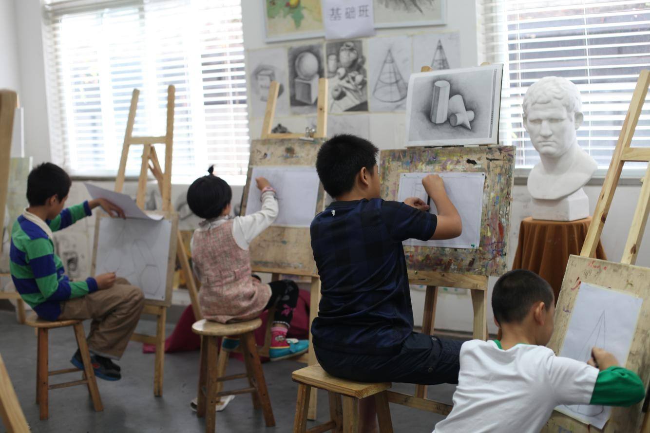 让孩子参加儿童美术教育应着重培养孩子什么