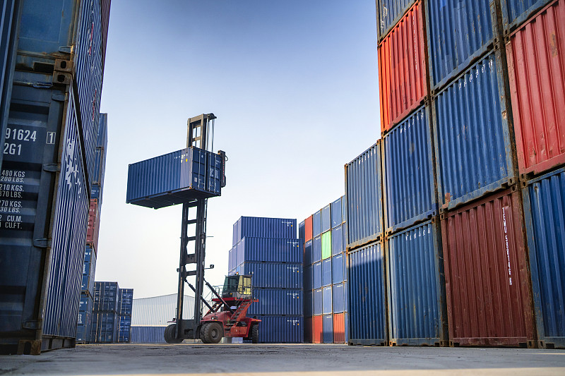 羽绒服采纳山东青岛国际物流送到沙特阿拉伯吉达