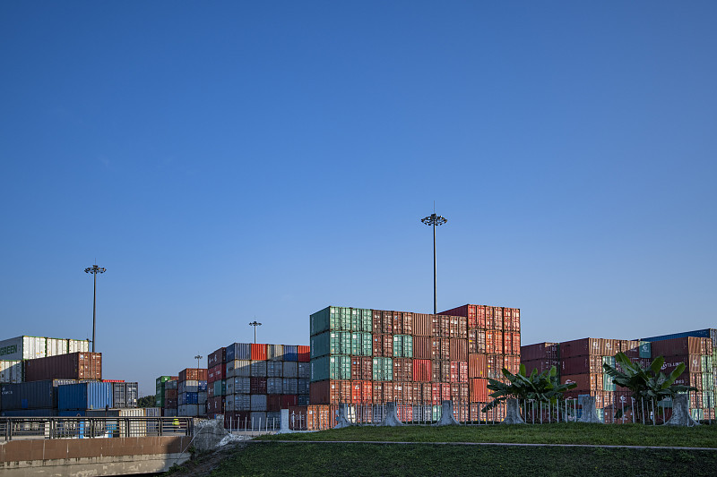 染料经过辽宁大连跨国货运递送到荷兰鹿特丹