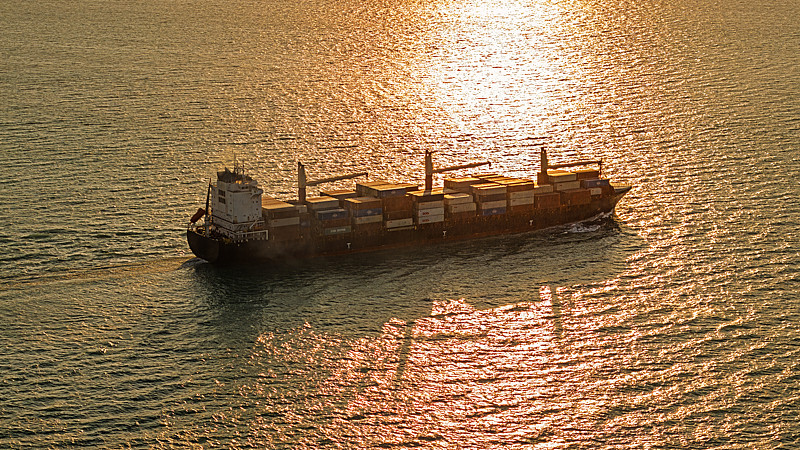 工业制冷机组借助广东广州环球货运递送到印度孟买