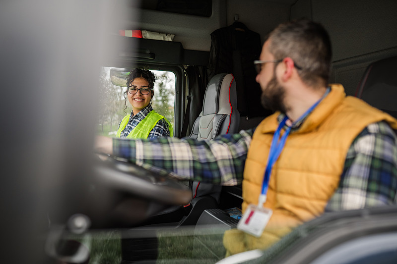 汽车零部件采纳广东广州环球货运及时送达印度尼西亚雅加达