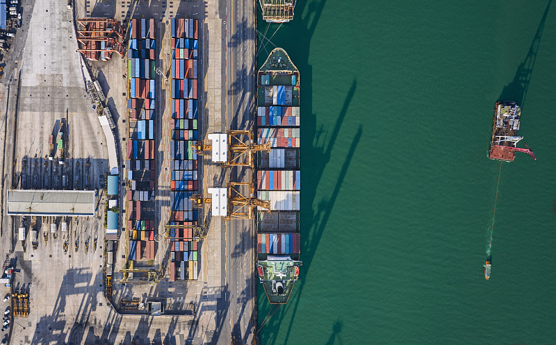 发电设备借助山东青岛全球物流速递到新加坡