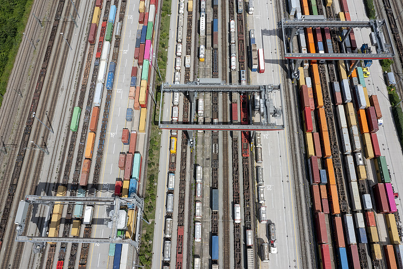 石油经过山东烟台国际快递运抵阿联酋迪拜