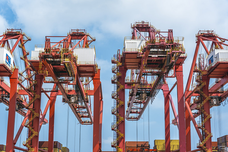 太阳能电池板通过中国上海全球物流抵达美国洛杉矶