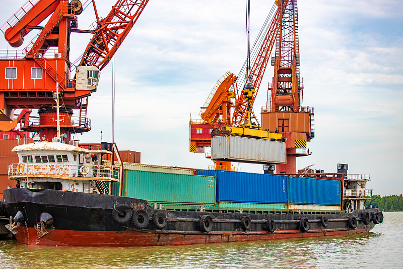 音响防尘网经北京跨国货运送抵长滩