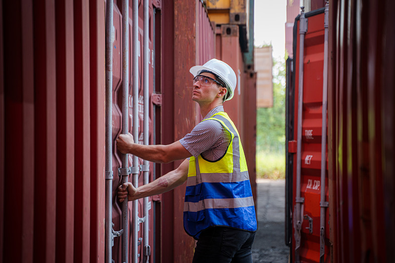经过中国深圳将观赏鱼邮寄到美国