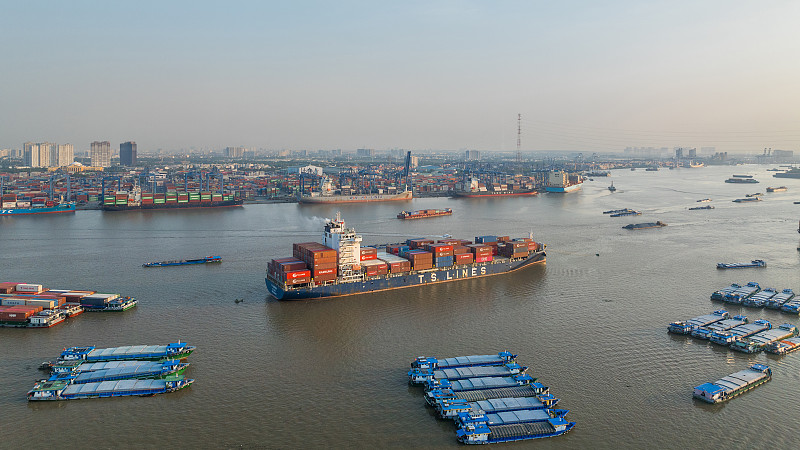 钢铁通过浙江金华市国际物流抵达越南胡志明市