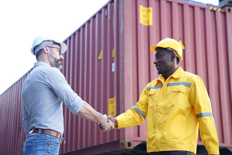 化妆包运用广东广州外贸物流抵达尼日利亚拉各斯