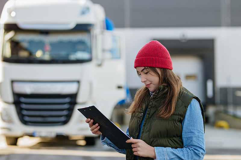 成衣利用佛山跨国货运快速送达美国达拉斯