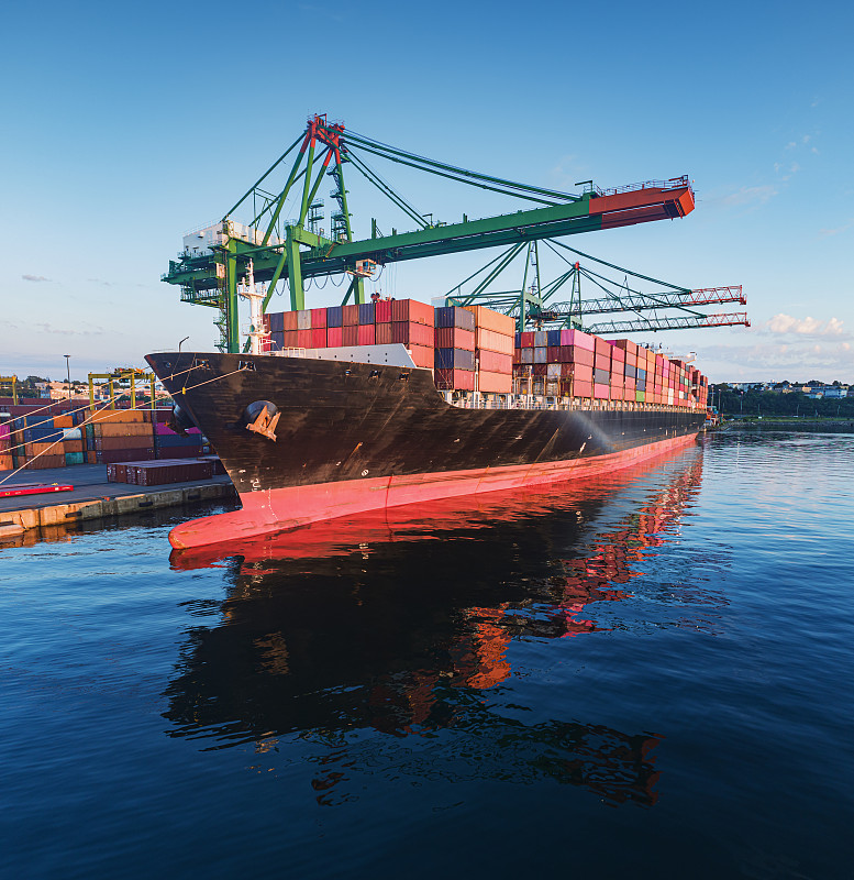 罐头通过浙江杭州跨国货运运抵越南胡志明市