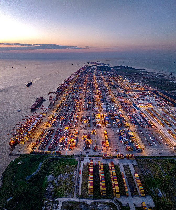 太阳能电池板利用广东东莞国际运输派送至德国汉堡