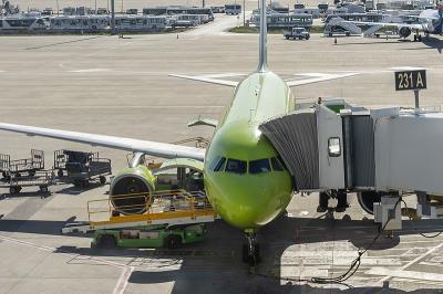 加工食品借助中国香港环球货运送抵莫比尔