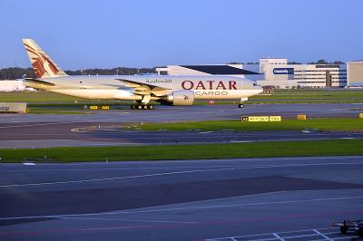 医用防护服/口罩采取深圳全球物流运到特温