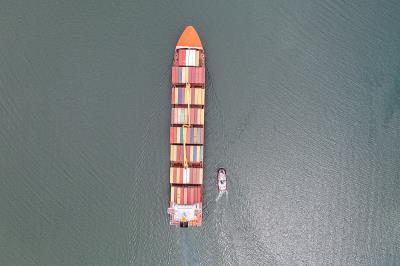 工业机器人采取大连跨境物流送抵美国莫比尔