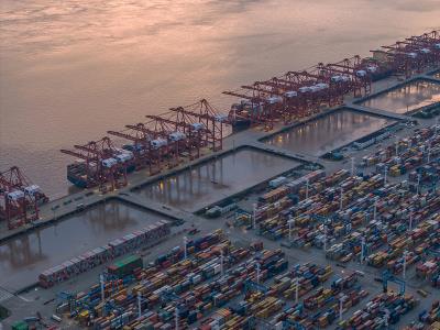 救生艇降放装置经过中国武汉跨国货运运抵美