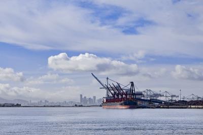 新能源产品通过杭州国际货运快速送达美国迈