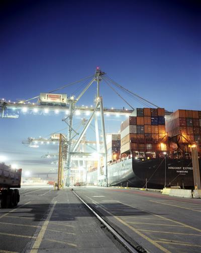 洁面仪经过中国哈尔滨外贸物流运抵美国迈阿