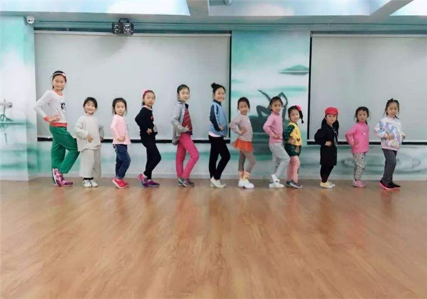 少儿舞蹈学校加盟哪家好？上海金舞艺校是比较出名的品牌