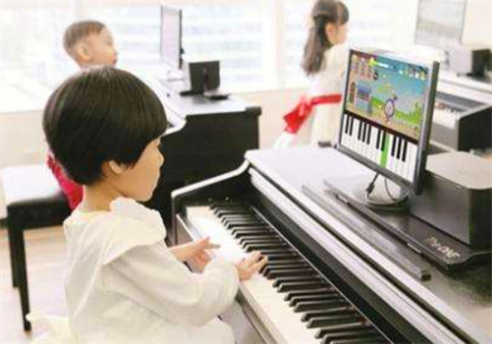 卓尔钢琴学校——以国际化标准办学模式，高素质的教师团队