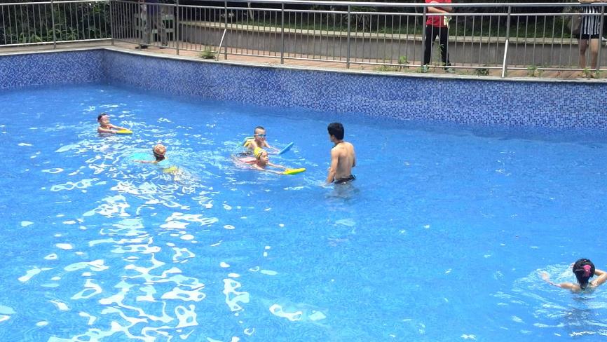 郡王府游泳培训——打造集亲子游泳,婴儿游泳,儿童专业游泳学习的机构