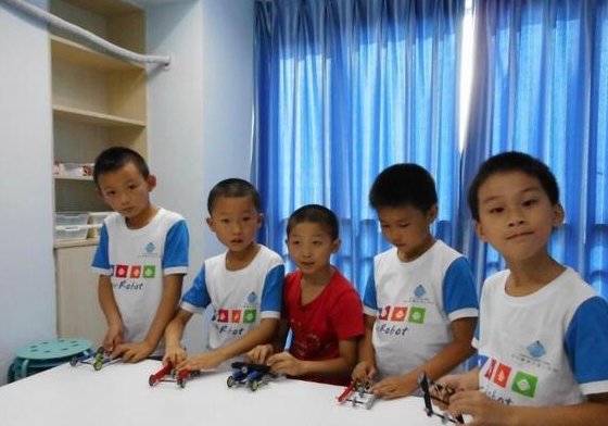 韦伯双语机器人学校——独立开发的一套儿童机器人教育课程