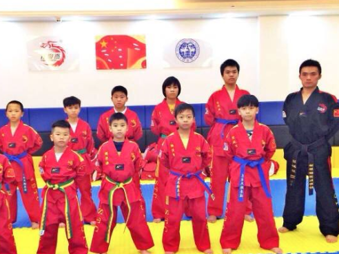 龙俊杰跆拳道——技术统一，功底扎实，认真敬业的师范队伍