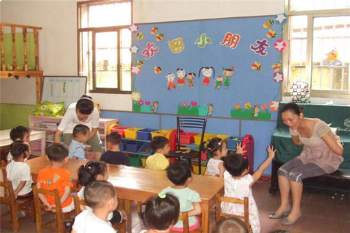 华夏幼儿园——“发展孩子，服务家长，成就教师”为宗旨