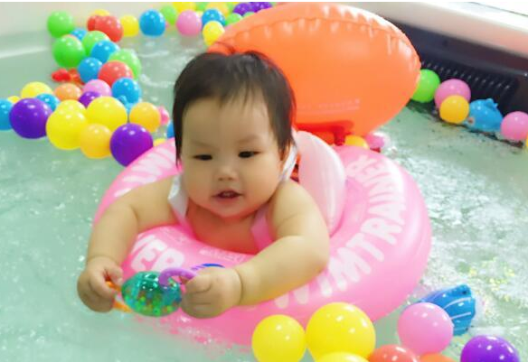 水精灵婴童亲水馆——馆内还配备专业婴幼儿游泳护理人员及高级育婴师
