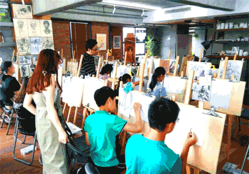F719画室——针对孩子不同年龄段及个人的兴趣方向，为其量身定制专属课程。