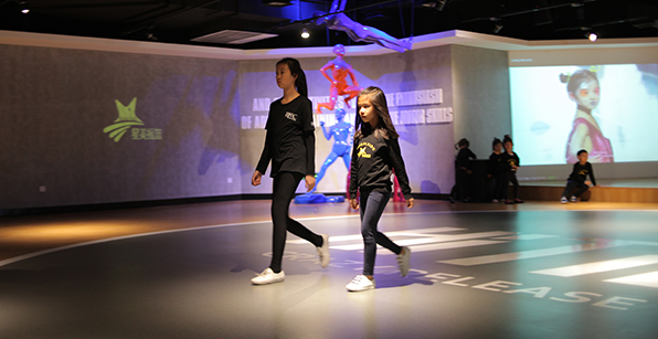 星美摇篮——结合少儿模特教育行业十二年经验，可以让孩子熟练舞台展示、参加各类
