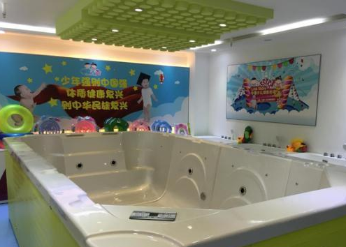 邻家儿女婴儿游泳馆——寓水于乐，为中国家庭带去快乐、健康的理疗生活