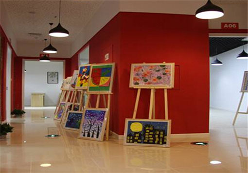 七彩云朵艺术中心——提高学生对艺术的鉴赏和审美，使其全面发展。