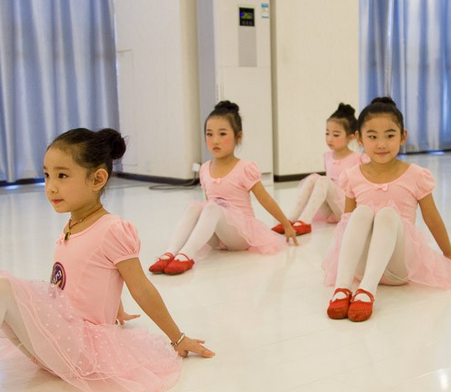 小苹果舞蹈——从小学习舞蹈不仅能培养人们的肢体能力
