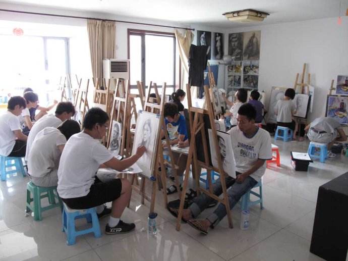 七彩虹画室——最为专业、全面、系统的综合性美术学校。