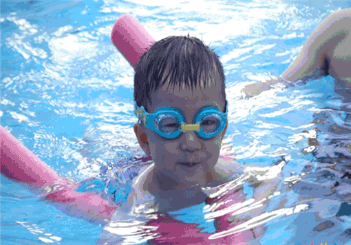 吐泡泡亲子游泳俱乐部——不做教练，做每个孩子的好朋友