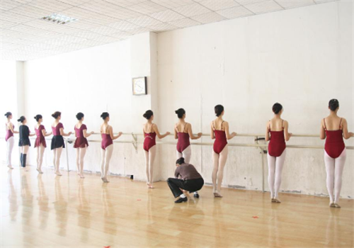 东方芭比舞蹈学校——强大的师资力量，专业的服务队伍