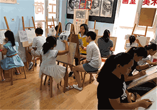 名师学堂晓荷艺术——小班制引导式教学，能切实辅导到每个学生，根据学生的情况定制课程。