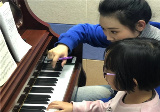 中科蓝鸽音乐艺术教育中心——一对一结合小组课的方式，一对一针对学员的专业技术提升