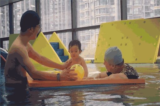 彩虹湾婴幼儿游泳馆——特色教学，效果明显