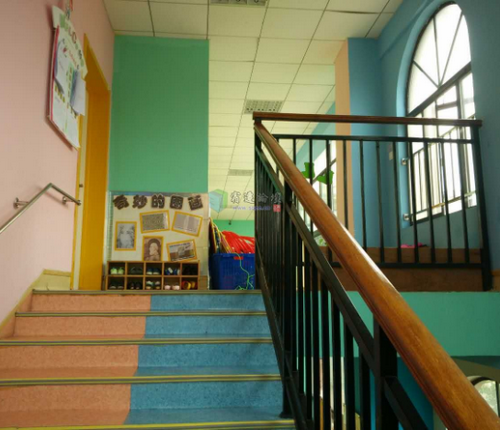 雨露幼儿园——园区设施安全卫生，老师资质高